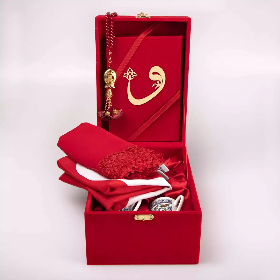 Bayrak + Fincan + Şal + Tesbih + Kuran Hediye Seti (Hafız Boy, Kırmızı, Vav Motifli)