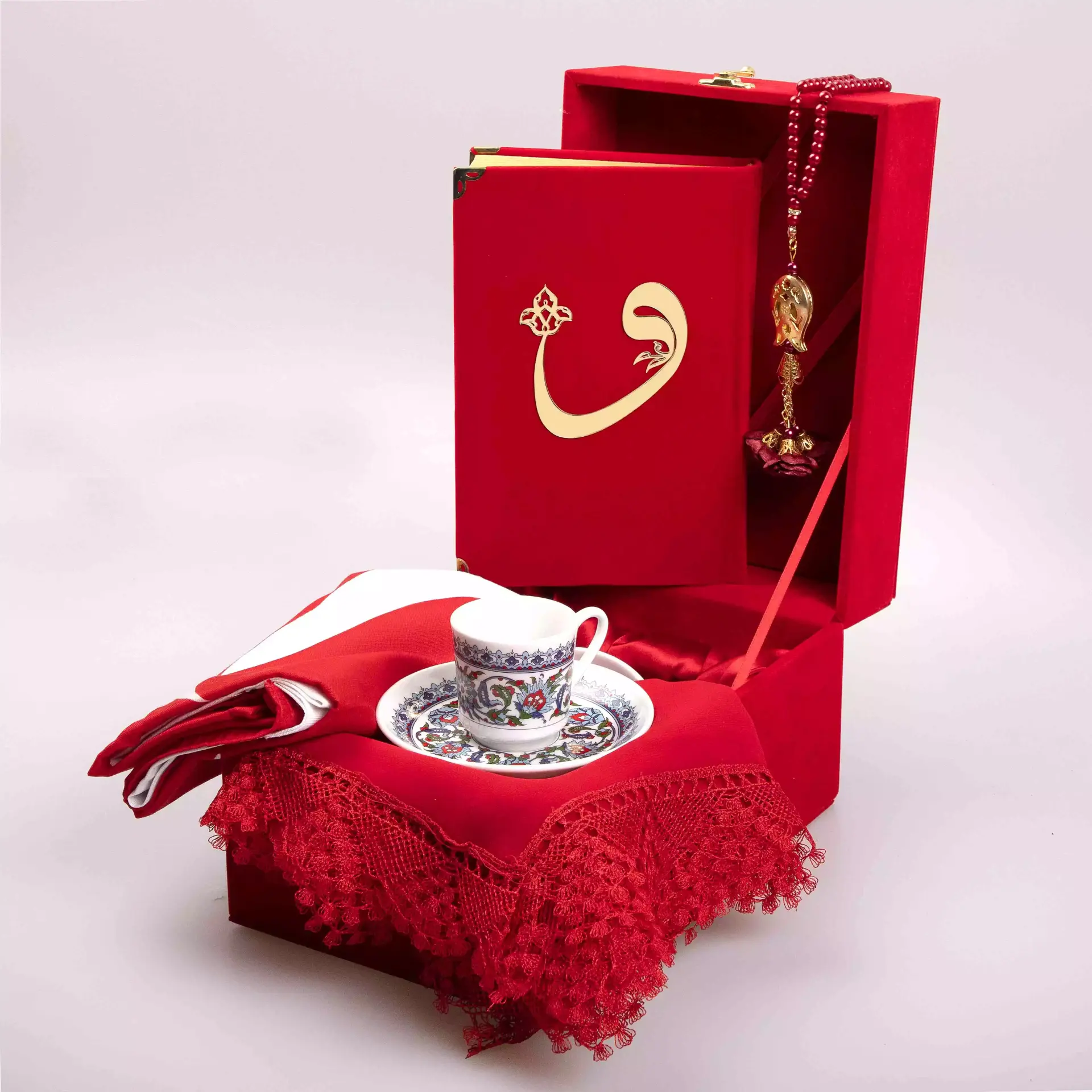 Bayrak + Fincan + Şal + Tesbih + Kuran Hediye Seti (Hafız Boy, Kırmızı, Vav Motifli)