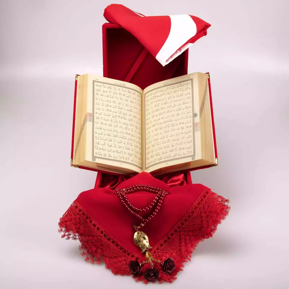 Bayrak + Fincan + Şal + Tesbih + Kuran Hediye Seti (Hafız Boy, Kırmızı, Vav Motifli)