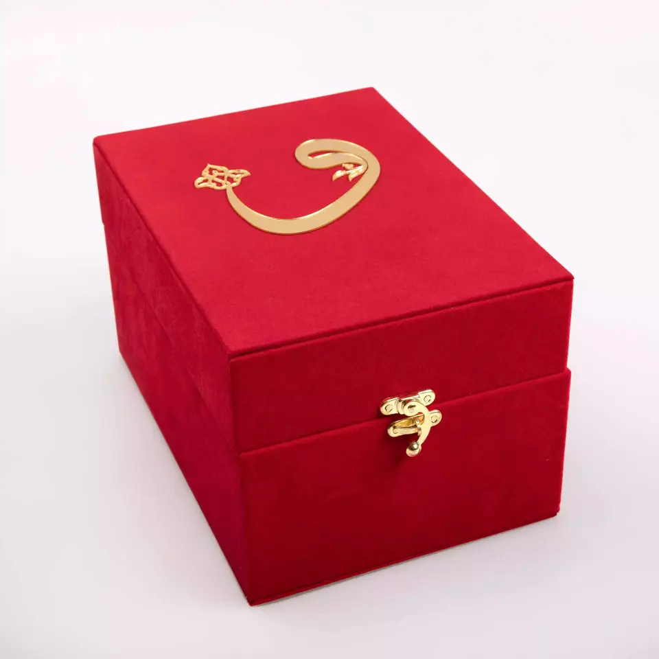 Bayrak + Fincan + Şal + Tesbih + Kuran Hediye Seti (Hafız Boy, Kırmızı, Vav Motifli)